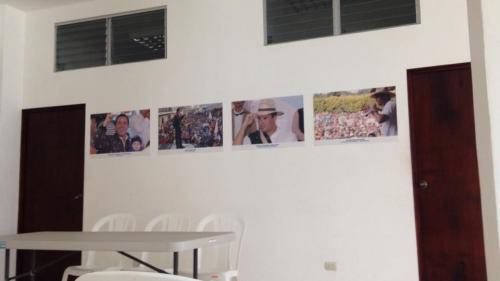 Uno de los salones de la sede del Movimiento Reformador en la zona 8 muestra varias fotografías de Alejandro Sinibaldi en sus giras de trabajo. 