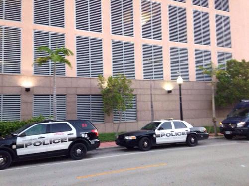 Las oficinas de la CONCACAF en Miami Beach están custodiadas mientras se realizan allanamientos