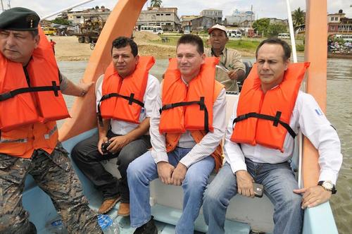 Alejandro Maldonado, secretario ejecutivo de Conred, navegó el lunes 15 por el río La Pasión junto al Gobernador de Petén, Ramón Morales. (Foto: El Informante Petenero)