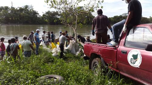 Algunas instituciones, como el Conap, ya han empezado a colaborar con la limpieza del río La Pasión. (Foto El Informante Petenero/Facebook)