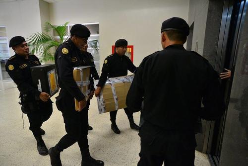 Las autoridades allanaron la oficina de Recursos Humanos del Congreso y secuestraron computadoras y documentos para la investigación. (Foto Wilder López/Soy502)