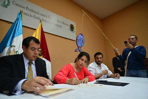 Representantes del MP, Codisra y de los pobladores de Sayaxche firman un convenio y compromiso del MP para investigar el caso de ecocidio en el Río La Pasión. (Foto: Wilder López/Soy502)