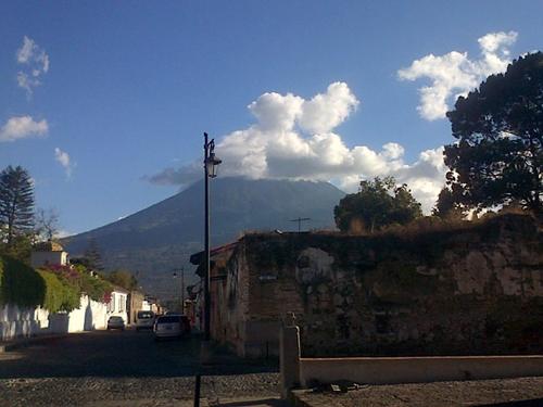La falta de postes de alumbrado público con un beneficio en el Centro Histórico de Antigua Guatemala. (Foto: Facebook CNPAG)