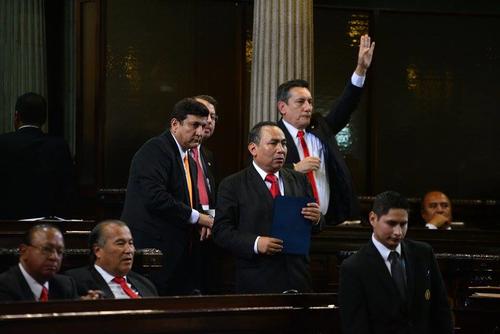 Roberto Villante, quien levanta la mano, logró incluir en la agenda que se discutan reformas a la Ley Orgánica del MP para dejar fuera injerencia de instancias internacionales. (Foto: Wilder López/Soy502)