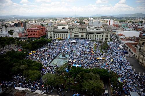 Esta imagen permite estimar la cantidad de personas que acudió a la Plaza de la Constitución. (Foto: Esteban Biba/ EFE)