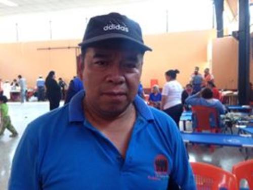 Juan Sinay, es uno de los afectados que permenece en el albergue habilitado en el salón comunal de Santa Catarina Pinula. (Foto: Fredy Hernández/Soy502)