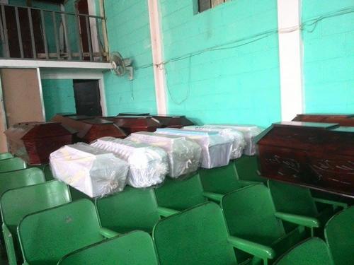 Los ataudes donados para sepultar a las víctimas del deslizamiento de tierra en El Cambray II, Santa Catarina Pinula están siendo guardados en la Escuela de la localidad. (Foto: Gusavo Méndez/Soy502)
