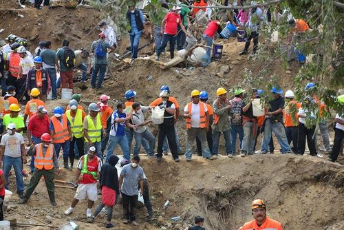 Vecinos de Santa Catarina Pinula han prestado servicio como voluntarios en el área de búsqueda. (Foto Wilder López/Soy502)
