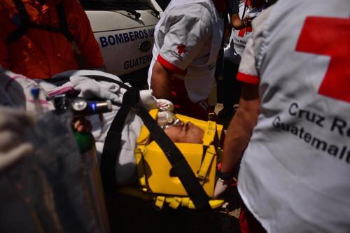 Rony Pu, de 23 años de edad, fue rescatado con vida por los Bomberos Municipales Departamentales, luego de más de cinco horas de labor de rescate. (Foto: Jesús Alfonso/Soy502)