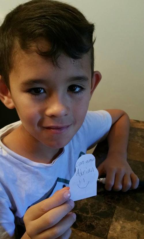 El pequeño colocó mensajes en todos los paquetes que entregó a los niños del relleno sanitario. (Foto Shari Stocker)