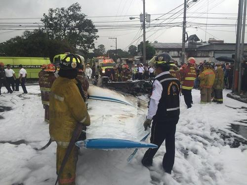 Los bomberos debieron utilizar espuma para sofocar las llamas de la avioneta. (Foto: Bomberos Municipales)