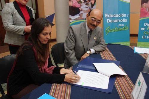 La información fue confirmada tras la firma de un convenio de cooperación entre el Ministerio de Educación y la Fundación Carlos F. Novella. (Foto: Mineduc)