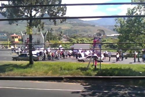 Empleados textiles bloquean un carril en dirección norte a inmediaciones del kilómetro 30 de la ruta al  Pacífico. (Foto: Facebook/Pampichí News)