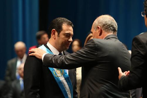 Jimmy Morales fue investido como Presidente de la República por el Presidente del Congreso, Mario Taracena. (Foto: EFE)