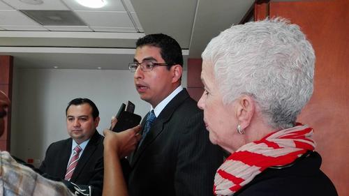 El Secretario de Política Criminal, Rootman Pérez (c), reiteró el compromiso del Ministerio Público en transparentar el actuar de la Federación. (Foto Marcia Zavala/Soy502)