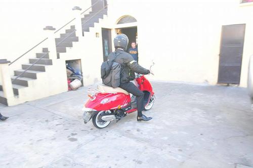 El nuevo Alcalde de Mixco llegó al Oratorio Santo Domingo de Guzmán a bordo de una motoneta. (Foro Alejandro Balán/Soy502)
