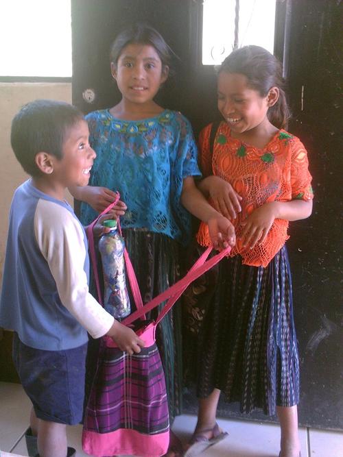 Niños de Purulhá llevan ecoladrillos a la Biblioteca Bernardo Lemus Mendoza para que les entreguen los útiles escolares solicitados en las listas escolares. (Foto: Facebook/ Biblioteca Bernardo Lemus)