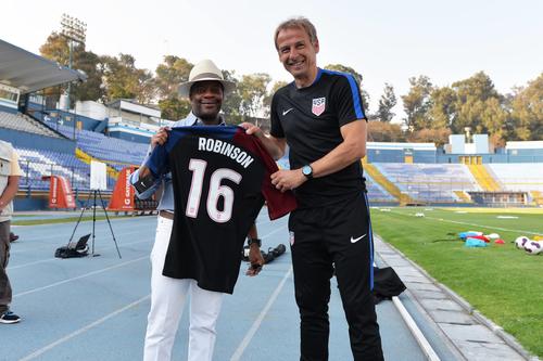 Todd Robinson recibió una camisola de manos de Jurgen Klinsmann, con el número 16. (Foto: Embajada de Estados Unidos)