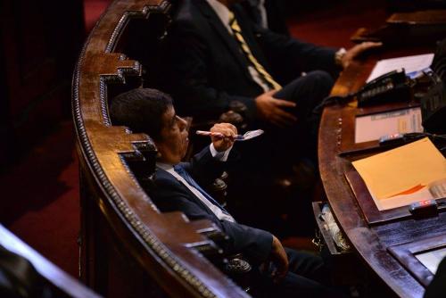 El diputado Edgar Arévalo, del PP, degustaba un "pizarrín" mientras en el Congreso se discutía el orden del día y la sesión rápidamente se extinguía. (Foto: Wilder López/Soy502)
