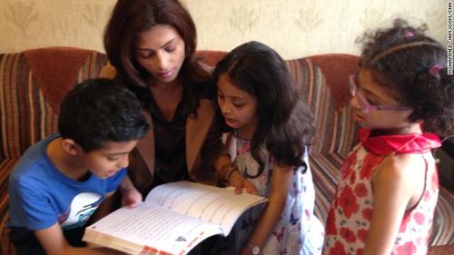 La esposa de Raif Badawi, Ensaf Haidar, vive en Líbano junto a sus tres hijos; distanciada de su familia dijo que sería imposible de llevar a sus hijos de vuelta a Arabia Saudí. (CNN)