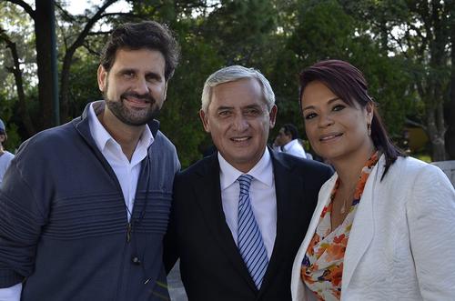 El estratega político, Antonio Solá, junto al expresidente Otto Pérez Molina y la exvicepresidenta Roxana Baldetti durante la campaña. (Foto: Ostos Sola)  