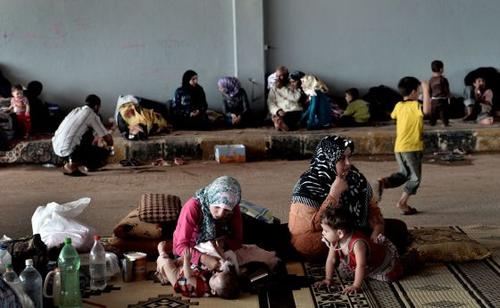 Desde hace muchos meses, Turquía permite el paso de refugiados sirios únicamente en puntos determinados de cruce. (Foto: www.elpais.com)