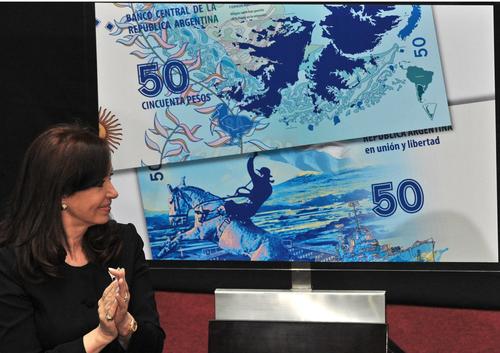 Fernández presenta el billete de 50 pesos que conmemora la guerra de Las Malvinas. (Foto: Cristina Fernández/Facebook)