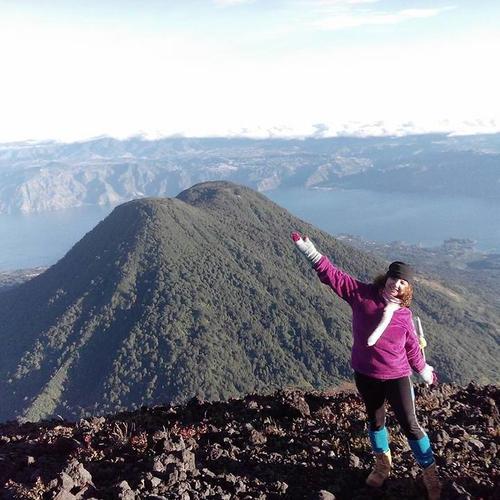 Aracely Esquivel es aficionada a escalar volcanes y lo comparte en sus redes sociales. (Foto: Facebook) 