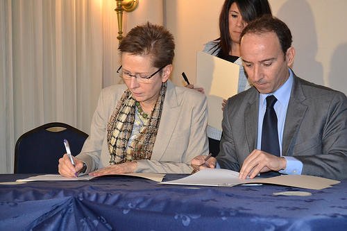 La Coordinadora Residente del Sistema de ONU en Guatemala, Valerie Julliand y el Procurador de los Derechos Humano, Jorge Eduardo De León Duque, firmaron un convenio para apoyar la Red nacional de voluntariado. (Foto: ONU)