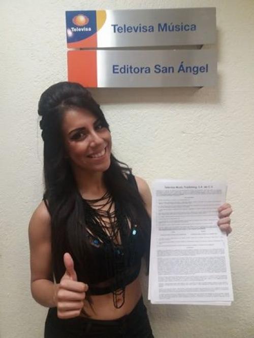 Fabiola muestra su contrato con Televisa Música. (Foto: Fabiola Roudha)