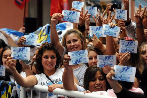 Jóvenes estudiantes argentinos muestran el billete conmemorativo. (Foto: Cristina Fernández/Facebook)