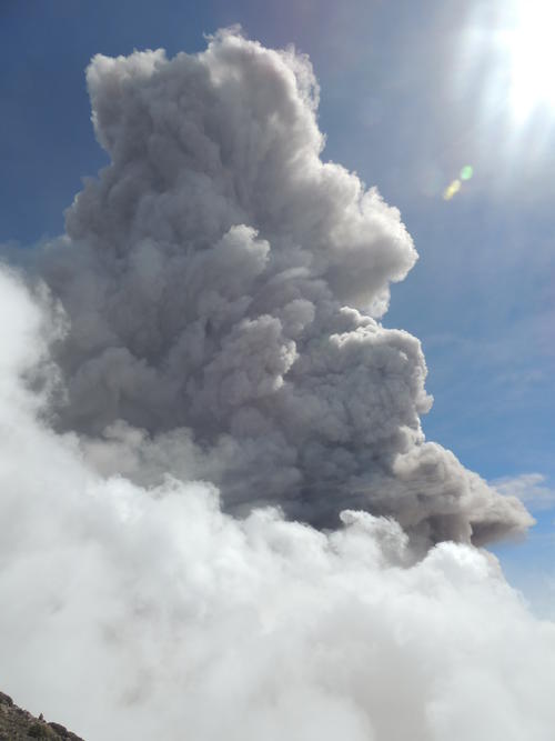 En esta imagen se refleja la altura que alcanzaba la actividad volcánica el sábado pasado. 
