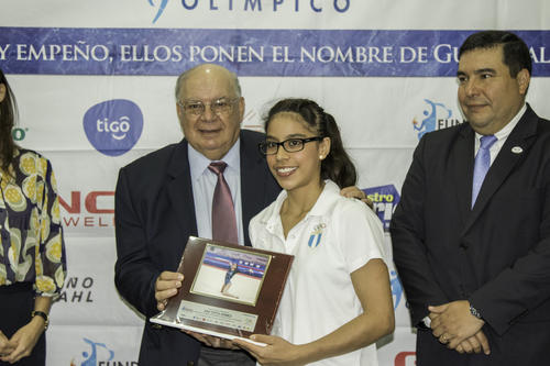 La gimnasta guatemalteca, Ana Sofía Gómez, recibe el reconocimiento de la FADO por ser medallista en Toronto 2015. (Foto: Marcelo Jiménez/Soy502)