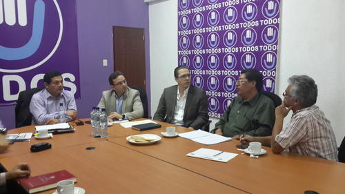 Luis Lara del Sindicato de Trabajadores de salud también se reunió con la bancada Todos.  (Foto: Congreso de la República)
