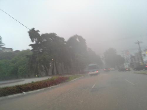 La Avenida de las Américas, quedó en ciertas áreas inundada. (Foto: Evelyn de León/Soy502) 