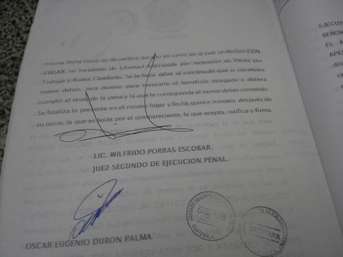 Oscar Dubón Palma, firmó y se comprometió a tener un buen comportamiento al recibir el beneficio de libertad condicional. 