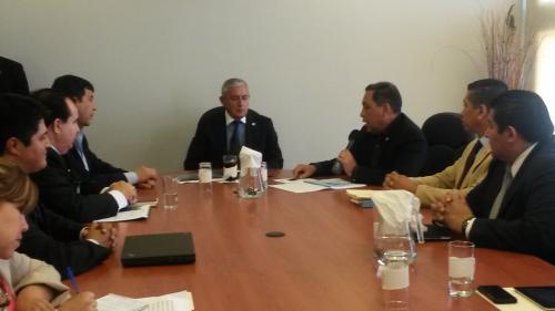 El presidente Otto Pérez Molina se reunió con autoridades de Gobernación y de Presidios para conocer el informe sobre el bloqueo de la señal de teléfonos celulares. (Foto:Soy502)