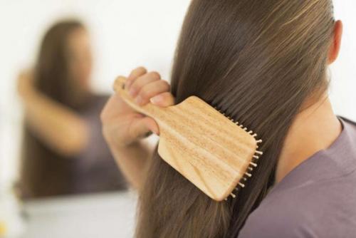 Si cada noche, dedicas un par de minutos a cepillar tu cabello, verás excelentes resultados (Foto: vix.com)