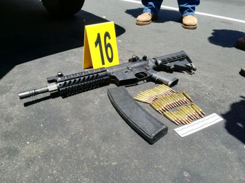Armas encontradas dentro del vehículo en el que huían los pandilleros. (Foto: PNC)   