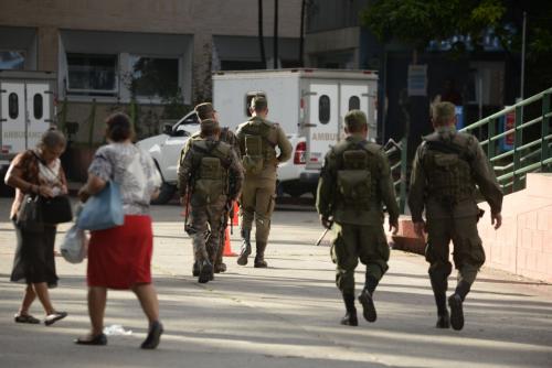 Elementos del Ejército y agentes de la PNC resguardan el Hospital Roosevelt. (Foto: Wilder López/Soy502)