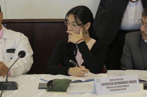 La ministra de Salud, Lucrecia Hernández Mack, explica por qué no se atienden reos en las clínicas móviles instaladas en las prisiones. (Foto: Alejandro Balán/Soy502)