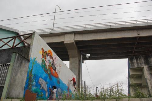 Los muros debajo del puente sirvieron de lienzo para los artistas. (Foto: Fredy Hernández/Soy502)