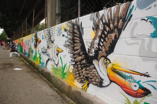 Los jóvenes hacen su mejor esfuerzo para dejar pinturas de calidad. (Foto: Fredy Hernández/Soy502)