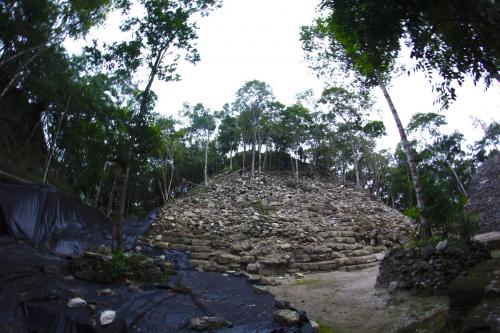 Esta pirámide aún está cubierta en varios sectores por árboles y se puede escalar para observar una salida o puesta del sol. (Foto: Fredy Hernández/Soy502)