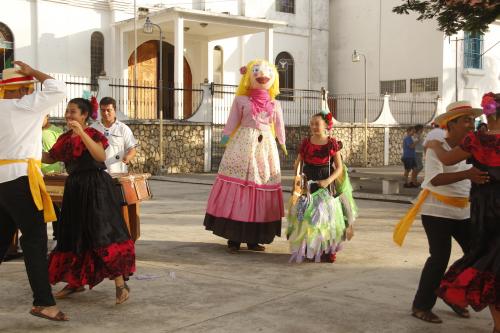 La Chatona recorre las calles de Flores en la feria que se celebra la primera semana de enero en la localidad. (Foto: Fredy Hernández/Soy502)
