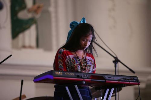 La pianista Rosalina Tocal conmovió a los asisntentes. (Foto: Nibia Cuxil y She José)