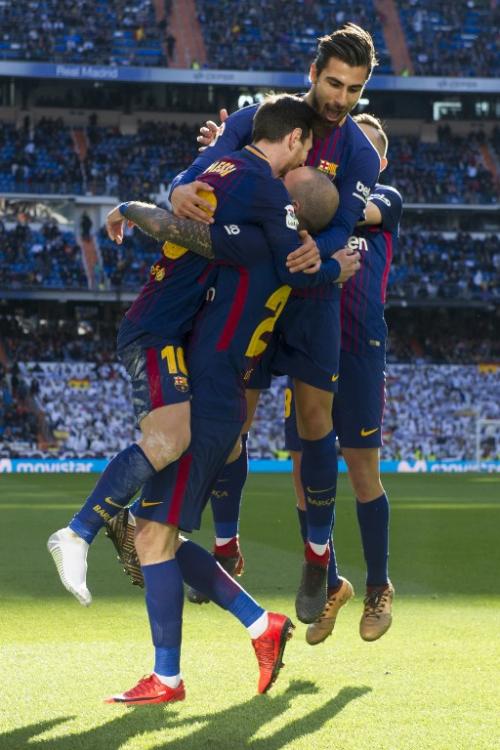 Messi perdió el zapato, pero no el control de la pelota y aún así pudo enviar el pase para el tercer gol de su equipo. (Foto: AFP)