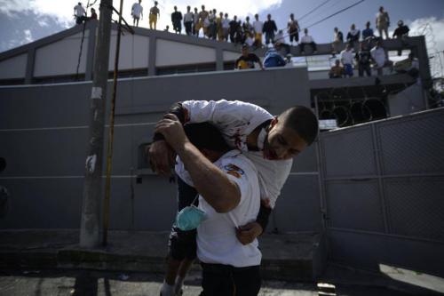 Los bomberos rescatan a un recluso que cayó del tejado. (Foto: Wilder López/Soy502)