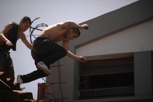Los jóvenes invadieron los tejados del vecindario alrededor del centro de detención. (Foto: Wilder López/Soy502)