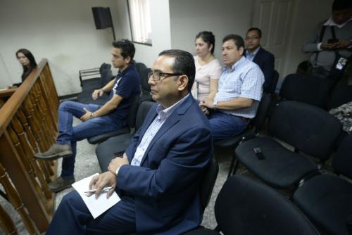 Sammy Morales, José Manuel Morales Marroquín y los esposos Orellana escuchan el fallo de la Sala Tercera de Apelaciones. Sus abogados no se hicieron presentes. (Foto: Wilder López/Soy502) 